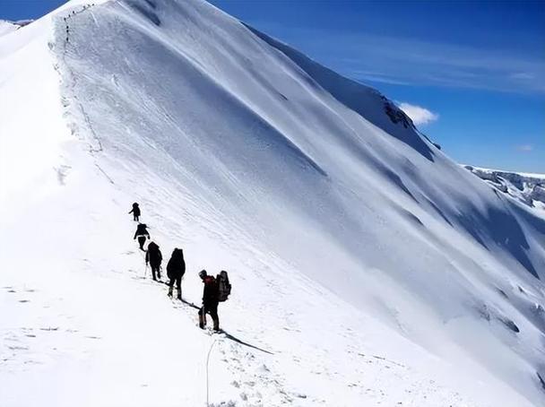 我是户外探险者，你们觉得攀登雪山有多大难度？风险大么雪山 徒步徒步雪山失联近10天